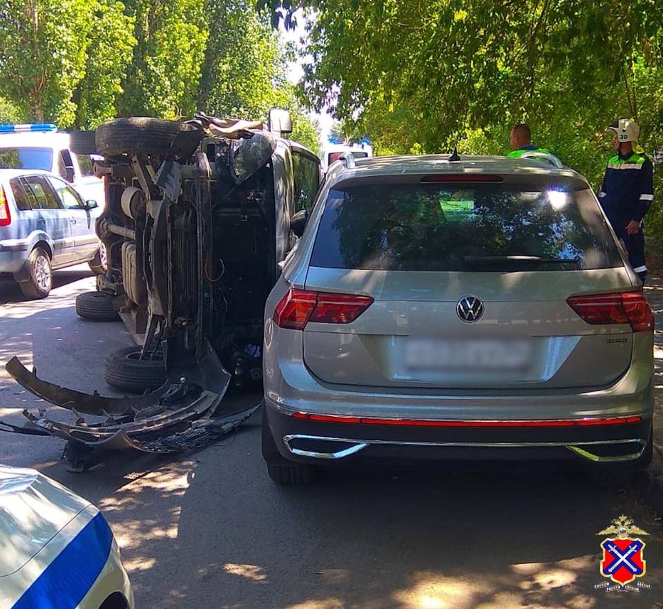 Волгоградский водитель въехал в припаркованные машины